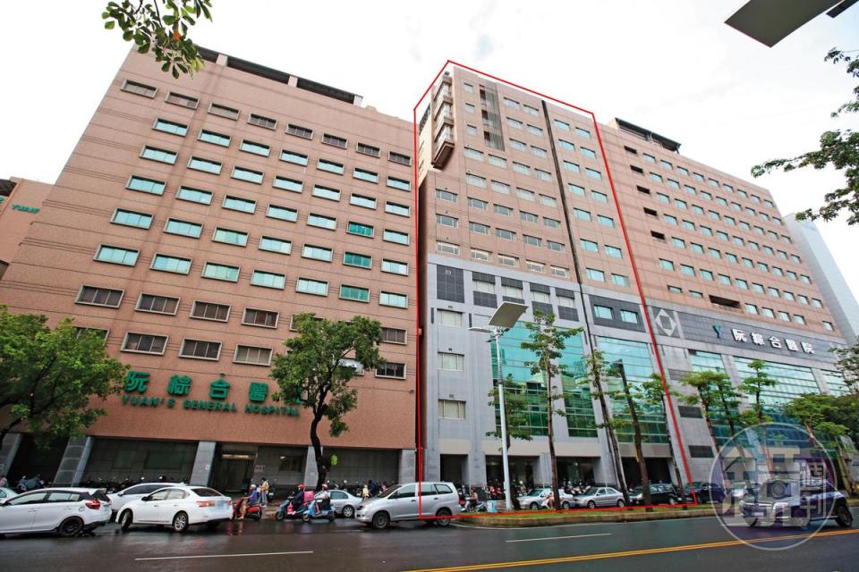 阮綜合醫院C2棟大樓（紅框處）新建瑕疵，引發阮家兩派對立。