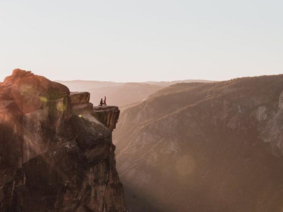 Matthew Dippel, a Michigan photographer, was hiking through Yosemite National Park in California when he spotted the stunning proposal. Image: Twitter/Matthew Dippel