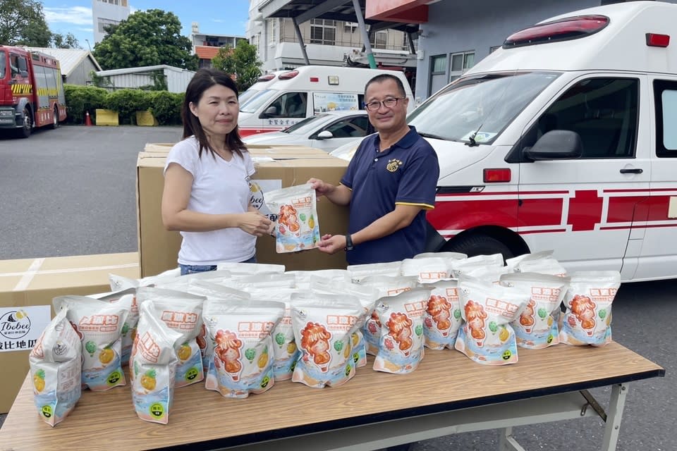 臺東地瓜酥業者將印有Q版媽祖肖像的地瓜酥捐贈給臺東消防大隊，保佑平安。