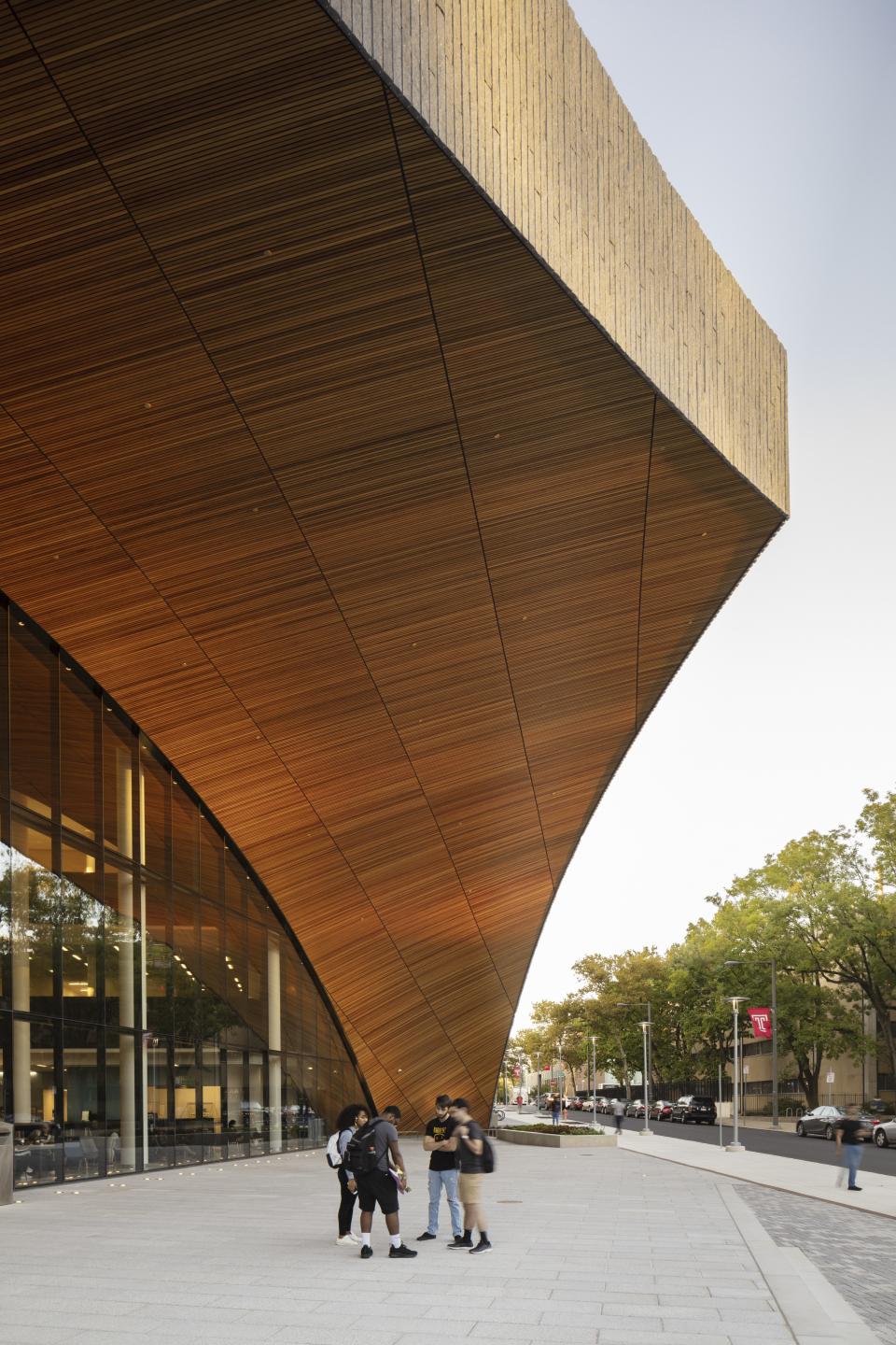 Both Temple and the Snøhetta team conceived of the library as a gateway to campus. Here, a sweeping cedar-lined overhang juts out over a plaza like the prow of a ship.