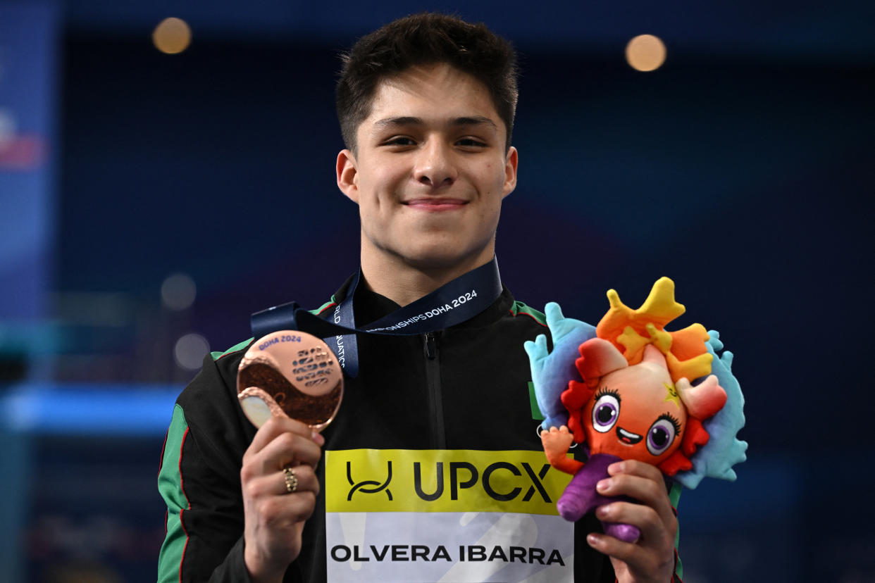 Osmar Olvera con su medalla de bronce en trampolín de 3 metros, Mundial de Doha 2024. (SEBASTIEN BOZON/AFP via Getty Images)