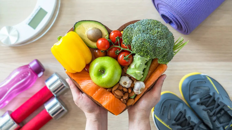 Mantener una alimentación sana y equilibrada, hacer ejercicio físico regularmente y evitar hábitos nocivos como el tabaquismo son las medidas básicas para prevenir enfermedades cardiovasculares. (Getty Creative)