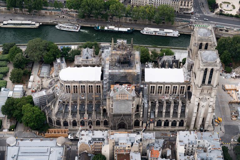 Retiran los andamio de la catedral de Notre Dame