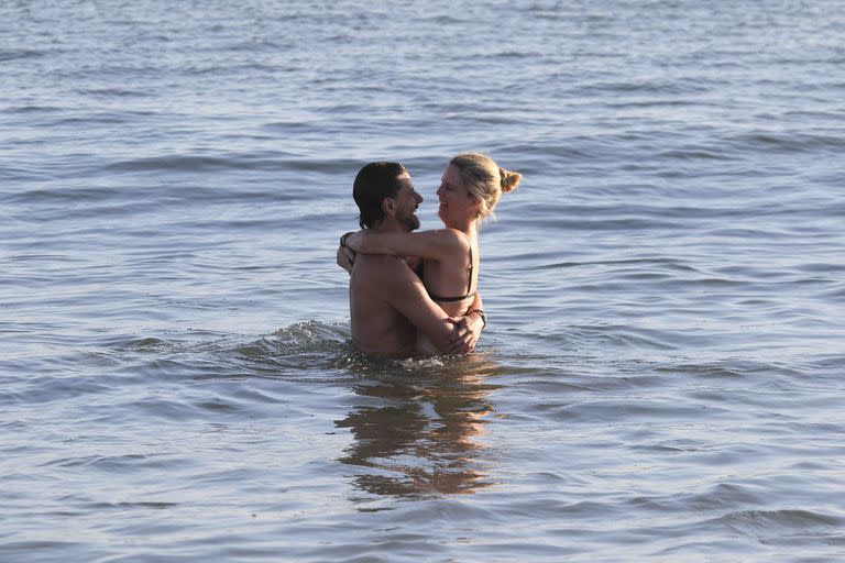 Dario Turolevzky y su esposa Sof&#xed;a Soldati en la mansa de Jos&#xe9; Ignacio disfrutando del mar la familia y se quedaron hasta &#xfa;ltima hora a ver la ca&#xed;da del sol