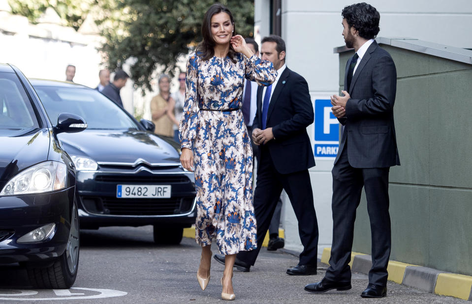 Samantha Sutton comienza su artículo destacando que Letizia se atreve con todo tipo de estampados, desde las rayas a los diseños florales, pasando por el<em> print</em> animal o los lunares. (Foto: Samuel de Roman / Getty Images)