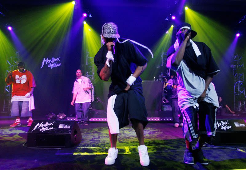 FOTO DE ARCHIVO: Method Man (C) y Streetlife (D), de la banda de rap Wu-Tang Clan, actúan en el Festival de Jazz de Montreux