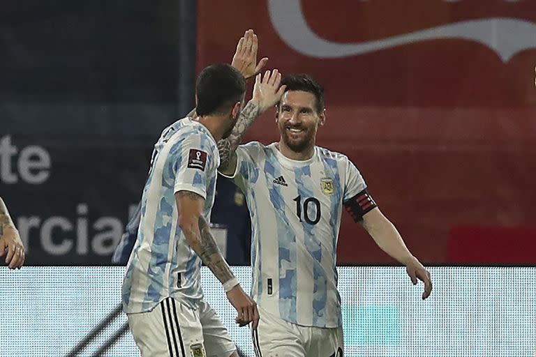 Messi celebra junto a Rodrigo De Paul en el único partido antecedente en el Madre de Ciudades