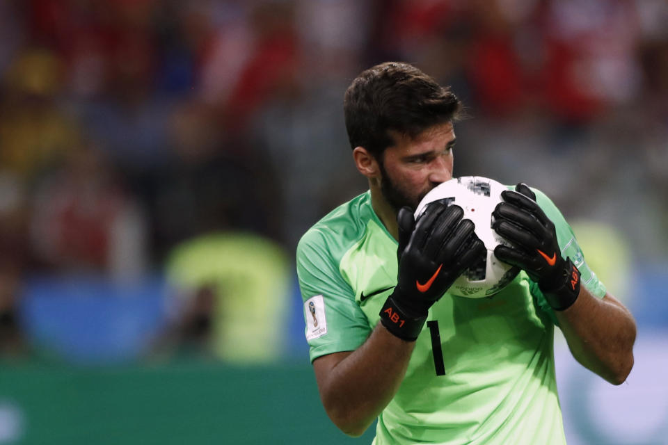 ARCHIVO - En esta foto del miércoles 27 de junio de 2018, el arquero brasileño Alisson besa la pelota durante el partido contra Serbia en la Copa Mundial en Rusia. (AP Foto/Matthias Schrader)