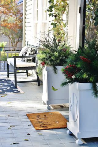 <p><a href="https://thistlewoodfarms.com/six-easy-projects-to-decorate-your-christmas-front-porch/#/" data-component="link" data-source="inlineLink" data-type="externalLink" data-ordinal="1">Thistlewood Farms</a></p>