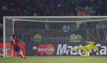 Chile's Alexis Sanchez (L) scores the winning goal past Argentina's goalie Sergio Romero in the penalty shootout during their Copa America 2015 final soccer match at the National Stadium in Santiago, Chile, July 4, 2015. REUTERS/Ivan Alvarado