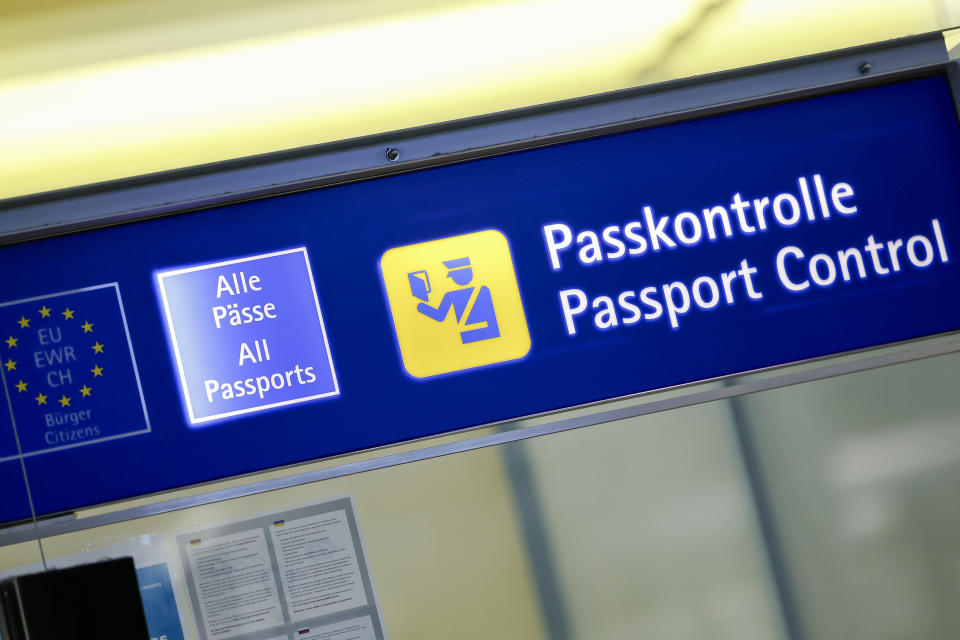 Cartel de control de pasaportes en el aeropuerto de Nuremberg, Alemania. Foto: Daniel Löb/picture alliance vía Getty Images.