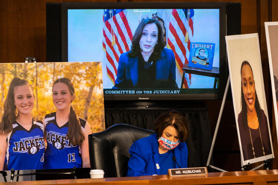 Bei der Befragung von Supreme Court-Kandidatin Amy Coney Barrett tauchte hinter Kamala Harris plötzlich ein Buch über die verstorbene Ruth Bader Ginsburg auf. (Bild: Demetrius Freeman/The Washington Post via Getty Images)