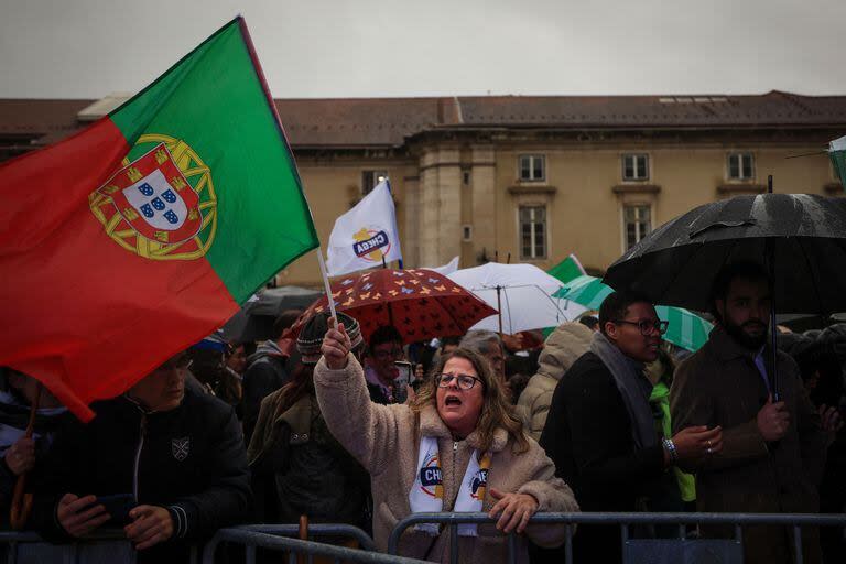 Seguidores del partido de extrema derecha Chega con banderas de Portugal durante un mitin de campaña en Lisboa