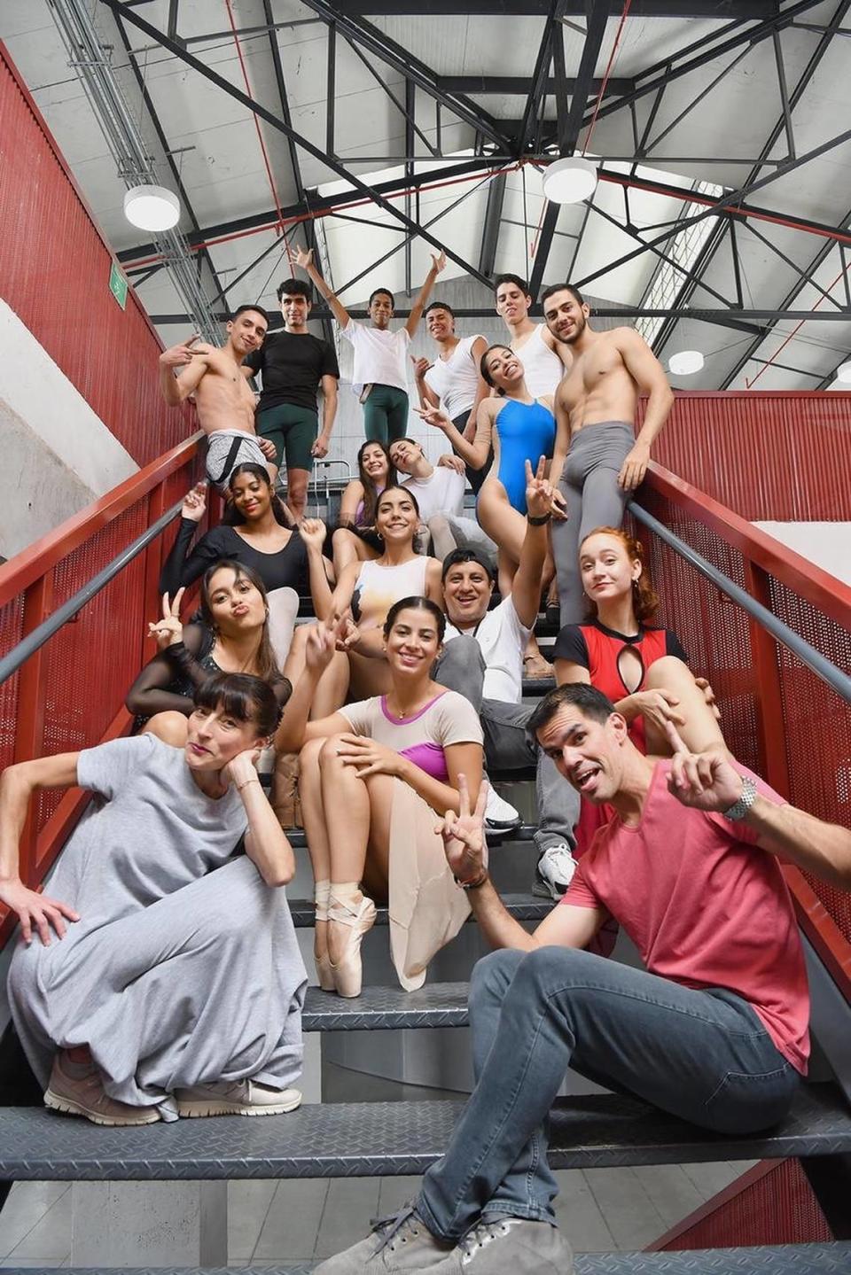 Foto de grupo tomada al comienzo de la temporada 2022 en el Centro de Danza y Coreografía LA LICORERA de Cali, Colombia. Al frente, Natalia Berríos y José Manuel Ghiso.