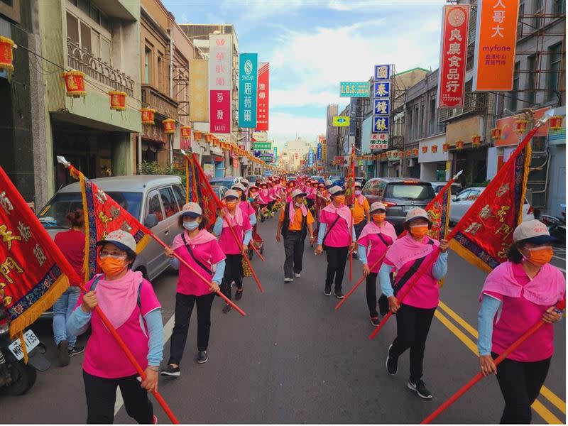 陣頭隊伍徒步前往鹿港天后宮。（圖／翻攝枋橋頭七十二庄天門宮臉書粉絲團）