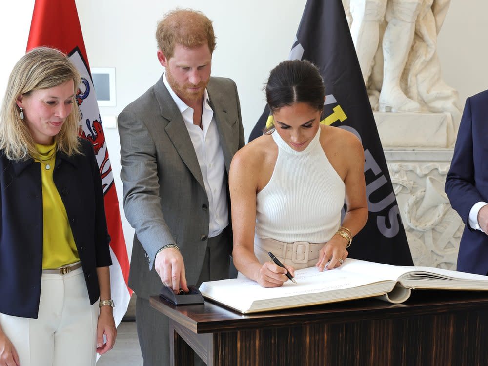 Harry und Meghan tragen sich in das Goldene Buch der Stadt Düsseldorf ein. (Bild: Chris Jackson/Getty Images for Invictus Games Dusseldorf 2023)