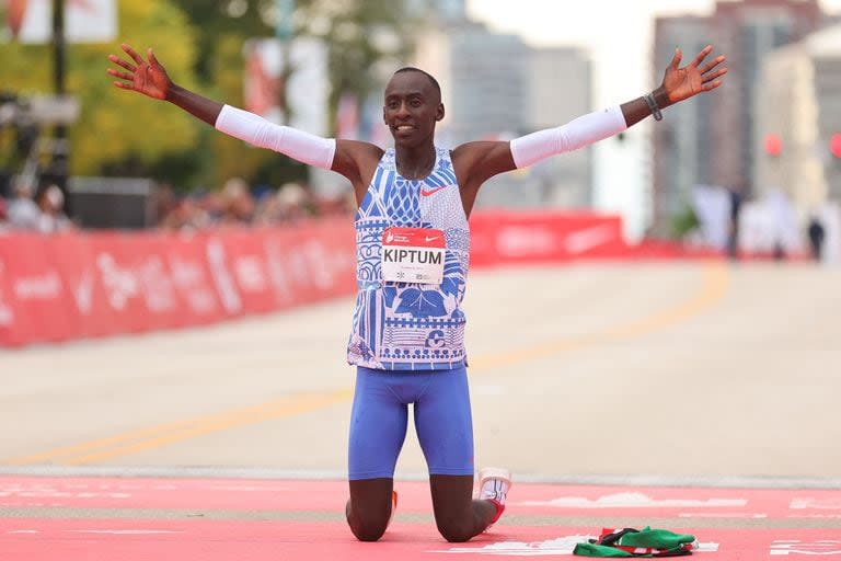 El keniano Kelvin Kiptum celebra en Chicago, luego de establecer el nuevo récord mundial masculino de Maratón