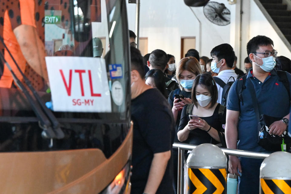 People board a bus in Singapore on November 29, 2021, under the vaccinated travel lane (VTL) for border-crossing passengers to Malaysia's southern state of Johor. / AFP / Roslan RAHMAN