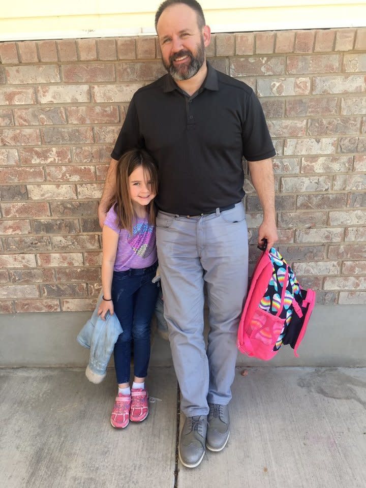 Ben Sowards quiso ayudar a su hija en un momento vergonzoso que ella sufrió en la escuela. Foto: Twitter.com/LucindaSoward