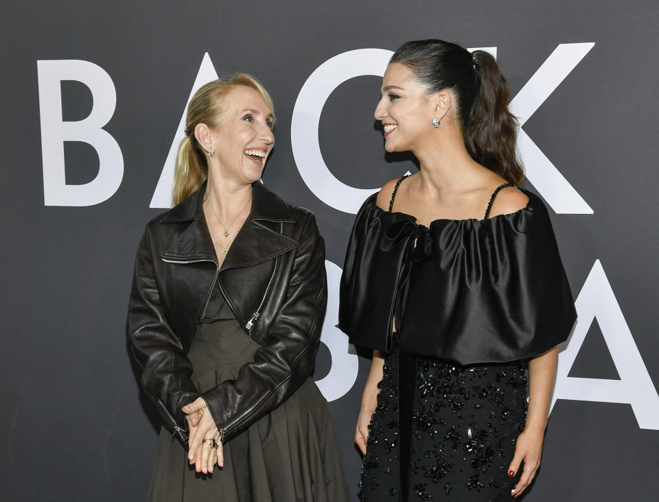 La directora Sam Taylor-Johnson, izquierda, y la actriz Marisa Abela en la premiere de "Back to Black" de Focus Features en AMC Lincoln Square el martes 14 de mayo de 2024 en Nueva York. (Foto Evan Agostini/Invision/AP)