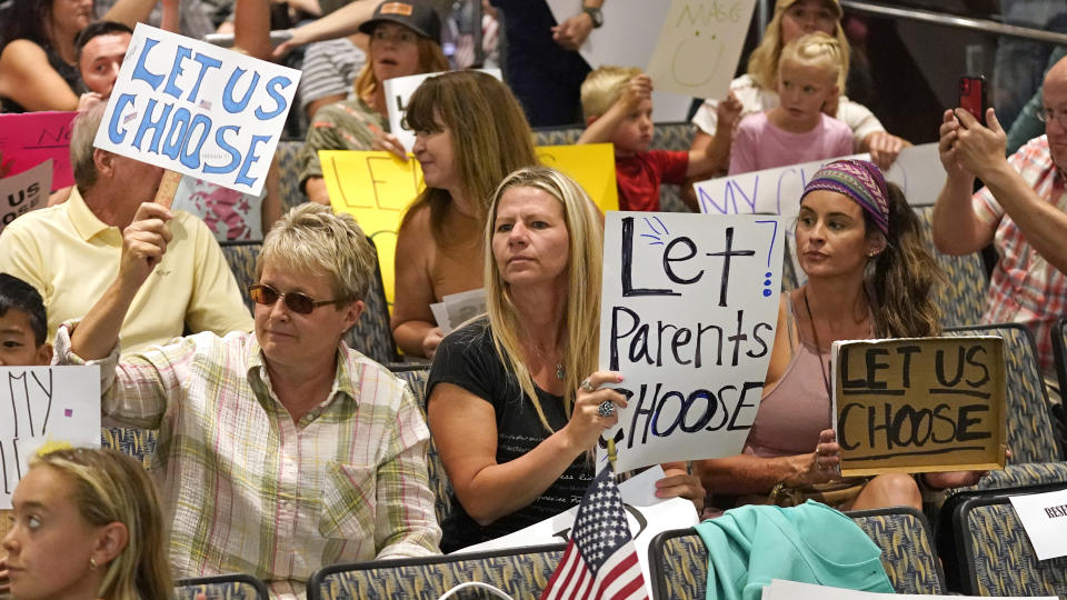 Personas en Utah piden que se deje a los padres decidir si sus hijos han de usar mascarilla en la escuela, en lugar de que eso sea obligatorio. (AP Photo/Rick Bowmer)