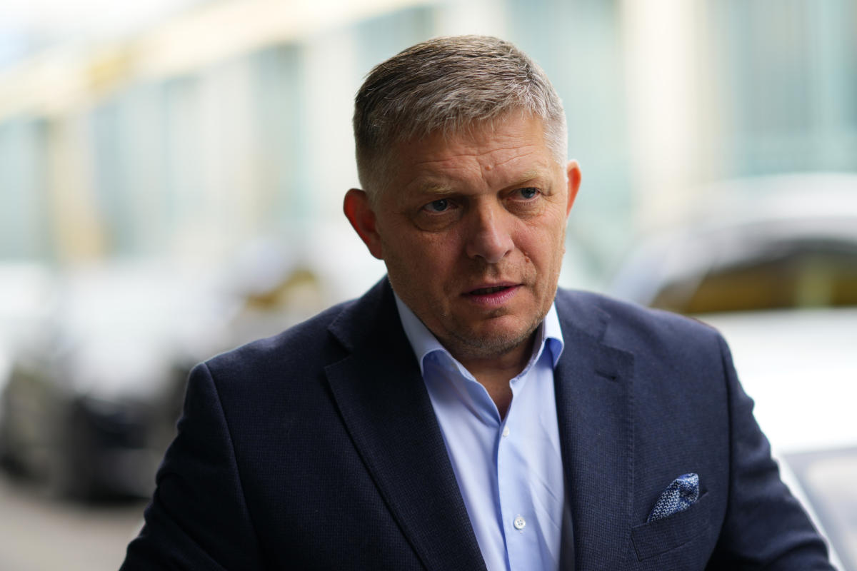 Bývalý populistický premiér Slovenska podpisuje dohodu o zostavení novej vlády