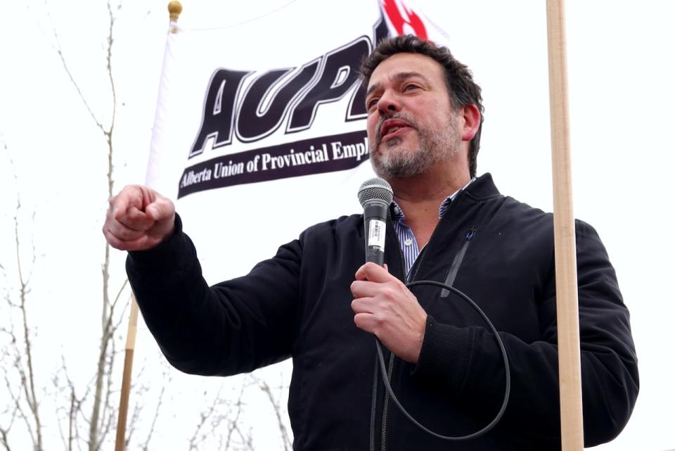 Gil McGowan, president of the Alberta Federation of Labour, speaks to a crowd gathered for an information picket outside the South Health Campus in Calgary on Nov. 5. 