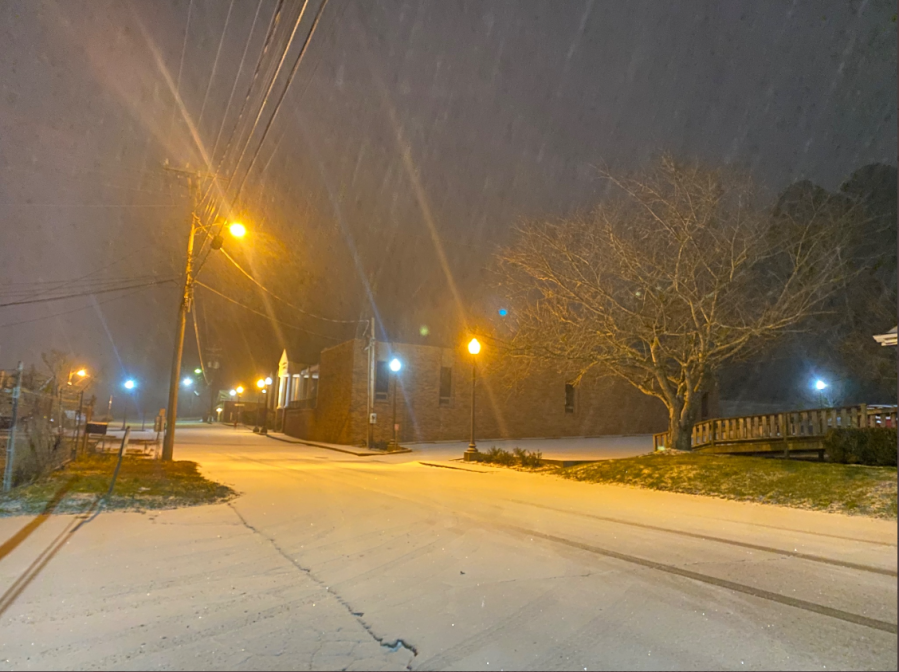 Snowfall in downtown Waverly (Photo: WKRN)