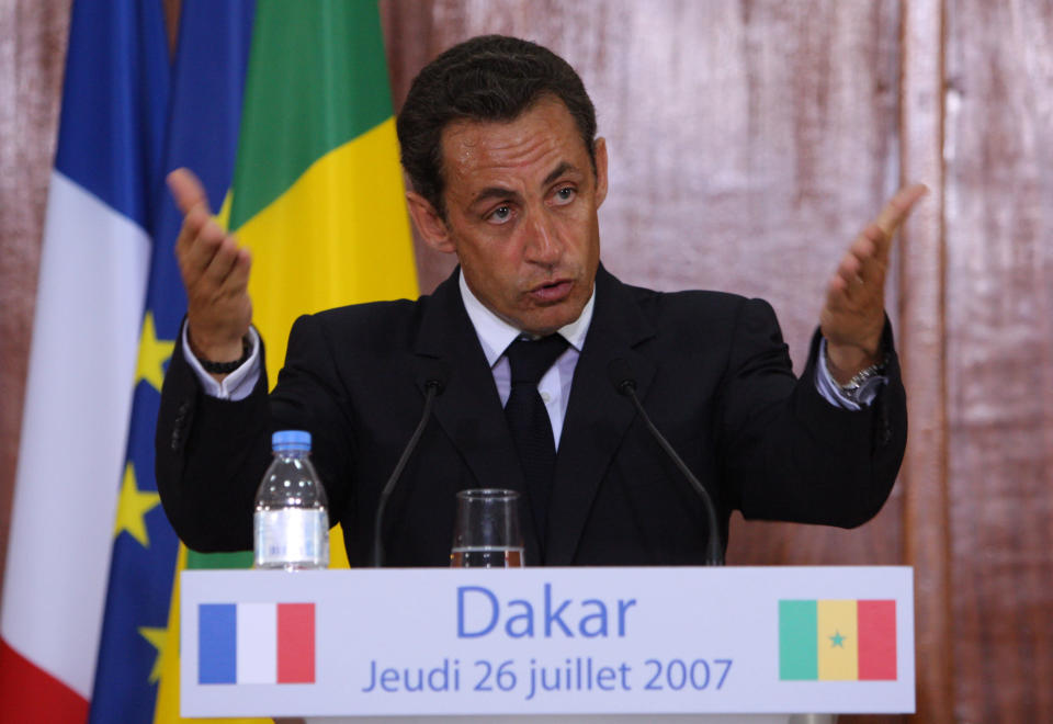 <b>27 juillet 2007. Discours de Dakar (Sénégal).</b> <br> Rédigé par son conseiller Henri Guaino, ce discours prononcé devant des étudiants, des enseignants et des personnalités politiques suscite une vive polémique après la lecture de certains passages, en particulier celui soulignant le "drame de l'Afrique", qui viendrait du fait que "l'homme africain n'est pas assez entré dans l'Histoire". C'est la première polémique majeure après sa prise de fonction. AFP