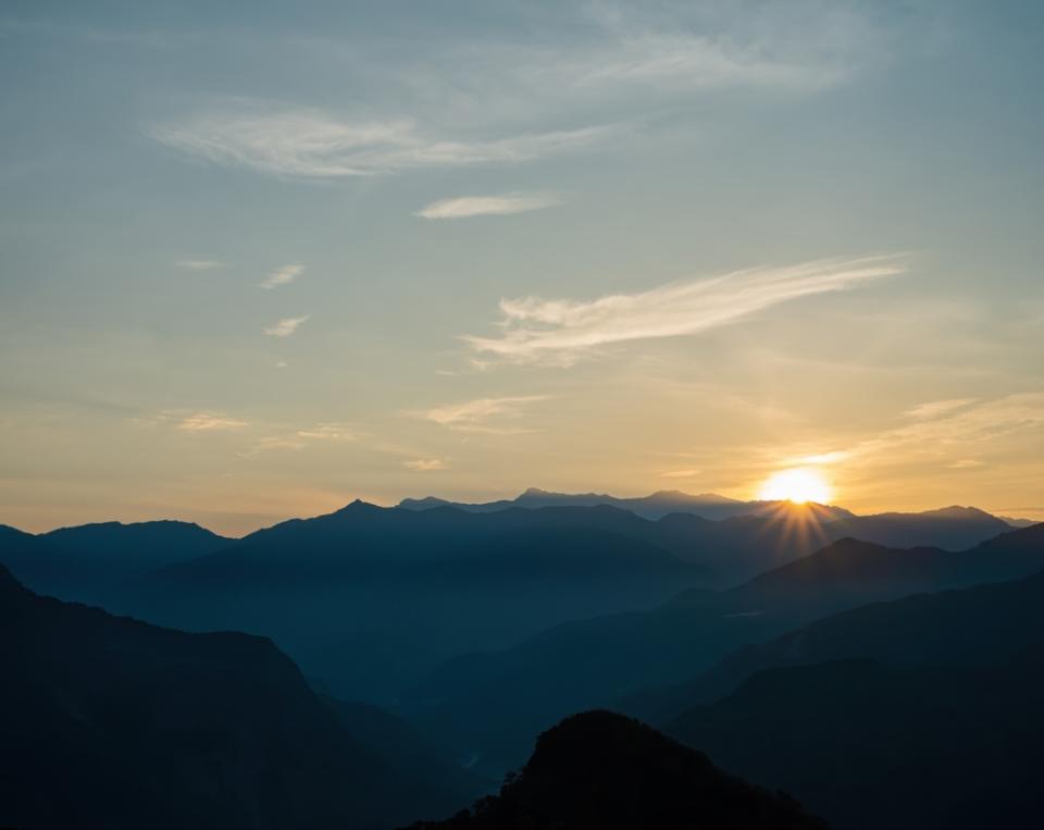 阿里山日出屬於世界名景，當地森林景觀相當壯麗，生態物種也很豐富，如果有時間，可以規劃3天2夜好好玩。圖/123RF圖庫