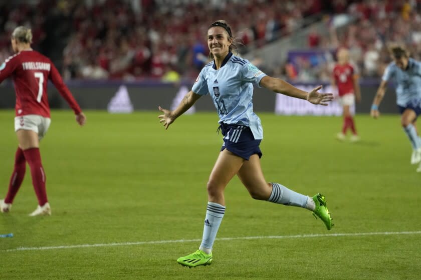 La española Marta Cardona celebra tras anotar el gol del triunfo en el encuentro del Grupo B ante Dinamarca el sábado 16 de julio del 2022 en Londres. (AP Foto/Alessandra Tarantino)