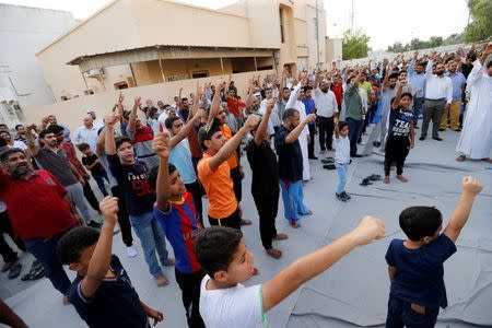 Supporters chat religious slogans during a sit-in outside Bahrain's leading Shi'ite cleric Isa Qassim in the village of Diraz west of Manama, Bahrain June 21, 2016. REUTERS/Hamad I Mohammed