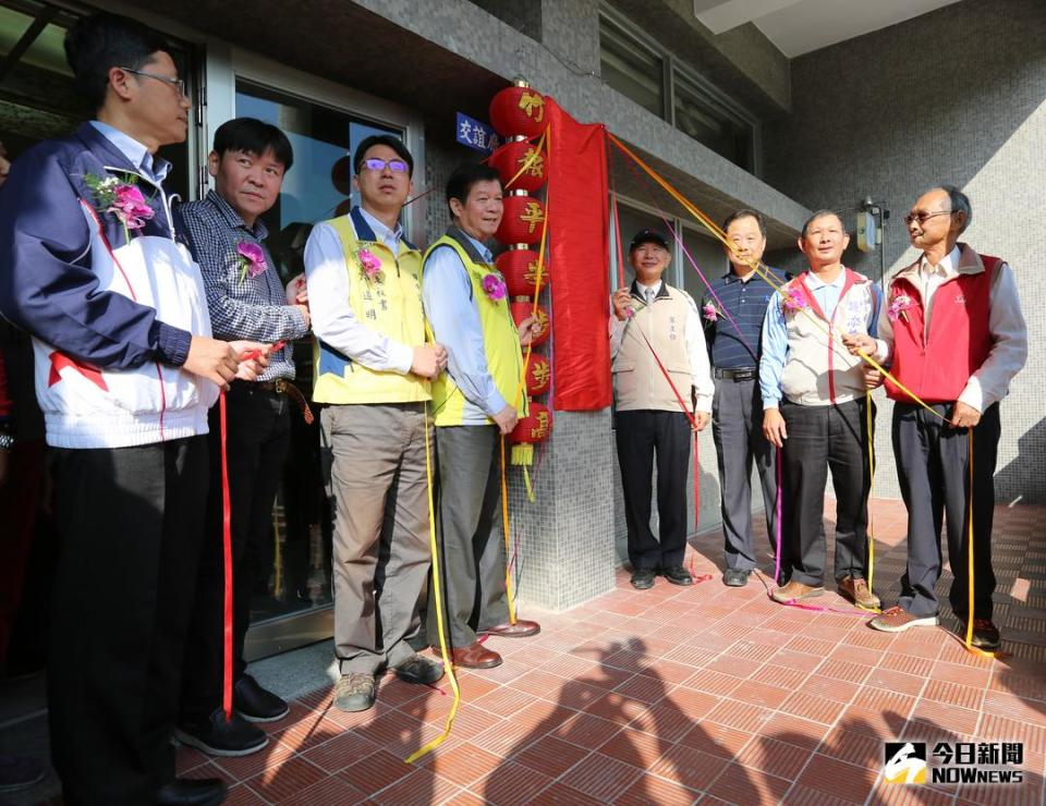 ▲彰化榮民之家設置「彰榮社區照顧關懷據點」，彰化榮家主任陳公光、田中鎮長謝文賢等人共同揭牌，正式啟用。（圖／記者陳雅芳攝，2017.12.15）