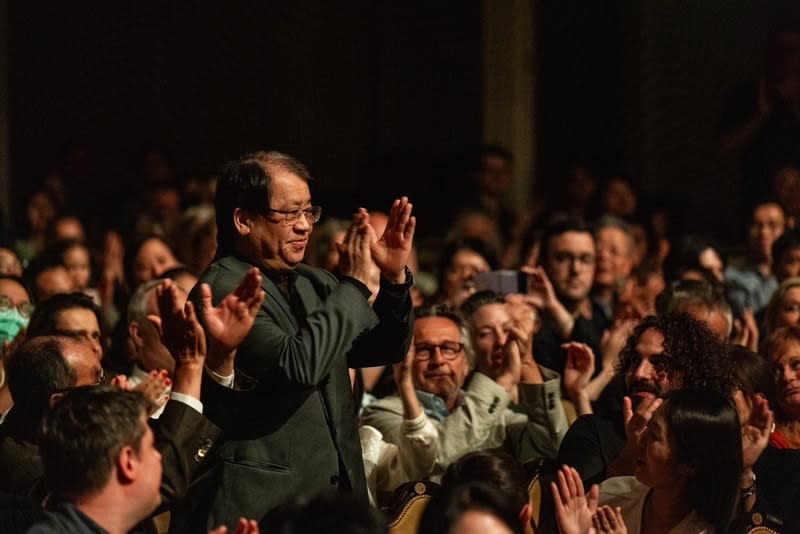 朱宗慶打擊樂團巴黎夏沃音樂廳演出（2） 朱宗慶打擊樂團22日首度登上巴黎夏沃音樂廳舞台， 演奏充滿爆發力，全場滿座觀眾掌聲久久不息。藝術 總監朱宗慶（站立者）表示，結束這趟法國演出後， 團隊將帶著這份鼓動的能量繼續前進。 （朱宗慶打擊樂團提供） 中央社記者趙靜瑜傳真  113年6月23日 