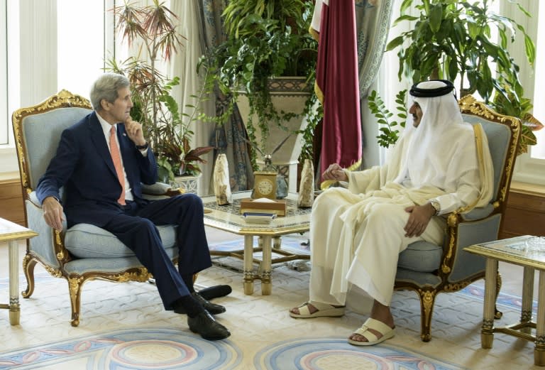 Qatar's Emir Sheikh Tamim bin Hamad al-Thani (R) talks with US Secretary of State John Kerry at the Diwan Palace on August 3, 2015 in Doha