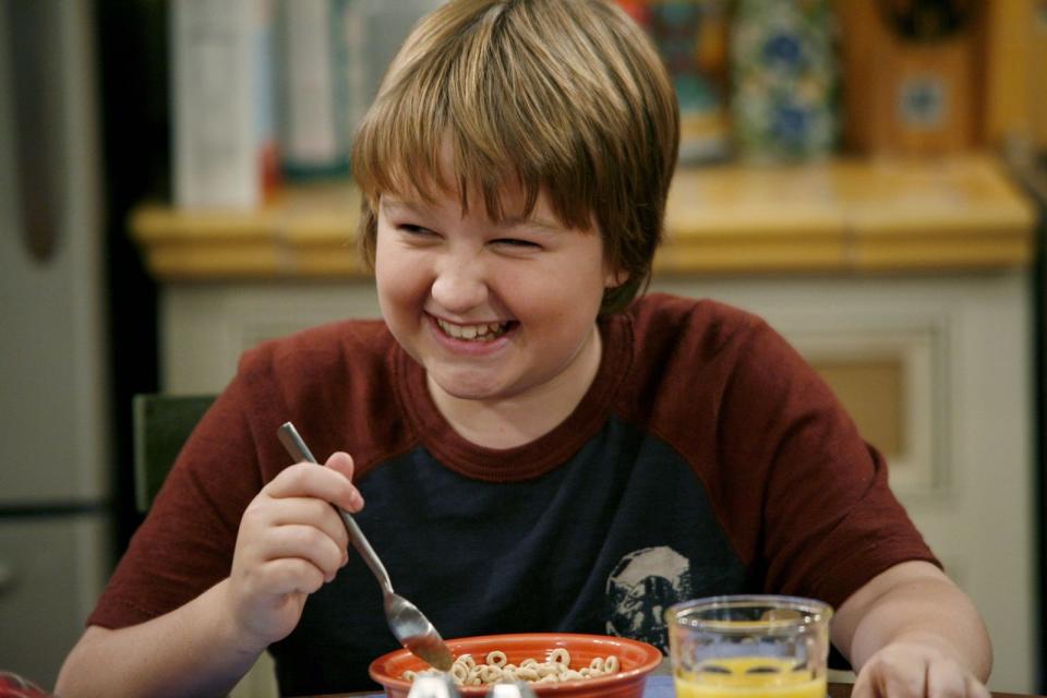 Als Jake amüsierte Angus T. Jones in "Two and a Half Men" das Publikum mit seiner Faulheit und Fleischeslust. Doch der Kinderstar wandte sich den "Siebenten-Tags-Adventisten", einer protestantischen Freikirche, zu und erklärte, die Show sei Mist und widerspreche seinem Glauben. Ein Jahr später verließ er die Serie und zog sich aus der Öffentlichkeit zurück. (Bild: Warner Bros. Entertainment Inc.)