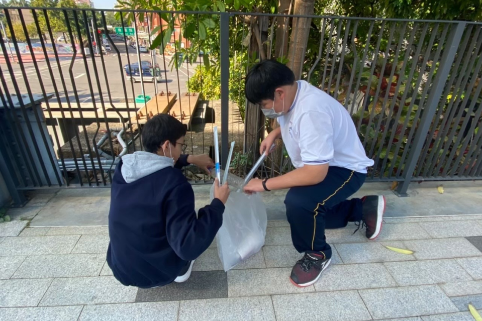 社團學生打掃清潔綠工廊道