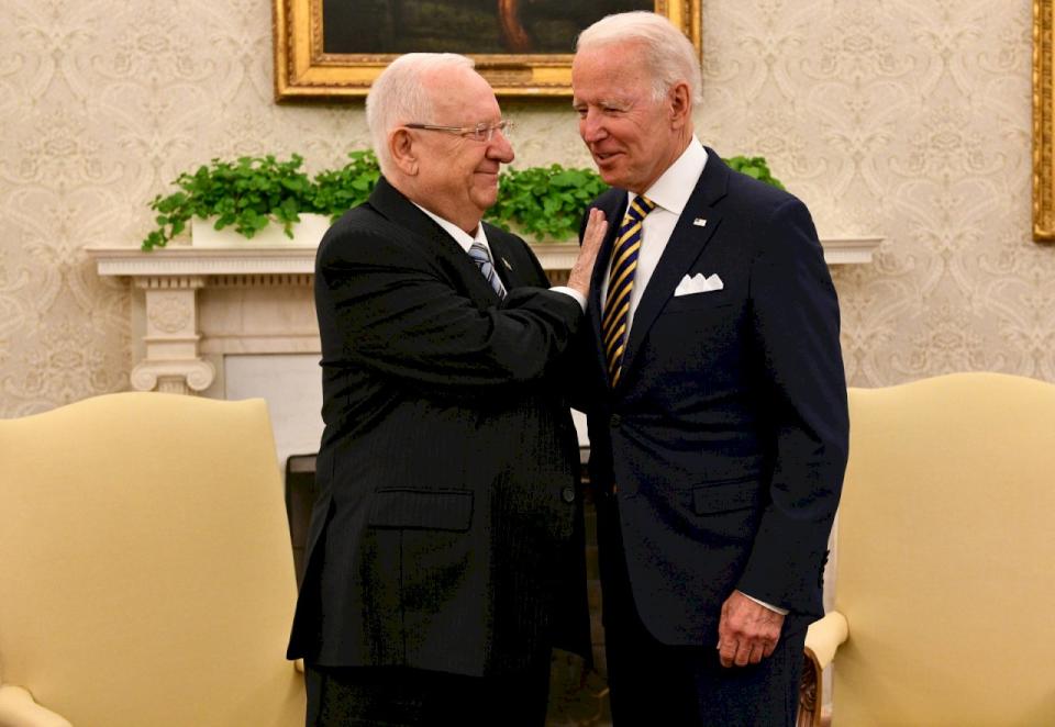 美國總統拜登(Joe Biden)28日在白宮接見到訪的以色列總統李佛林(Reuven Rivlin,左)。(圖:取自李佛林推特)