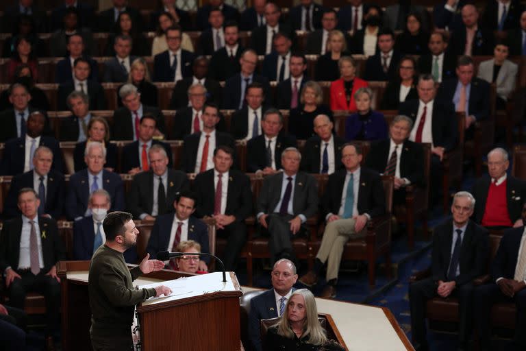 El presidente de Ucrania, Volodimir Zelensky, se dirige a una reunión conjunta del Congreso en la Cámara de Representantes del Capitolio de Estados Unidos el 21 de diciembre de 2022 en Washington, DC. 