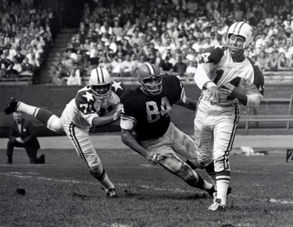 Dallas Cowboys quarterback Eddie LeBaron (14) is pressured by Cleveland Browns defensive tackle Paul Wiggin (84) at Cleveland Stadium.