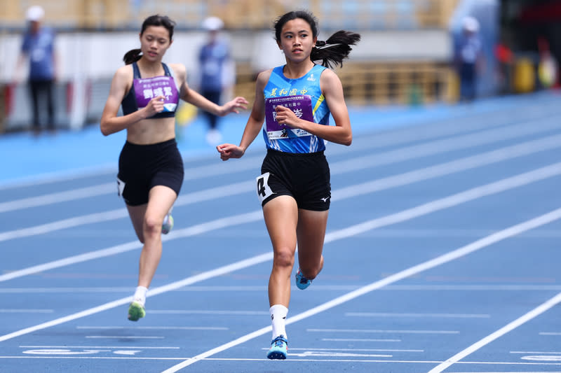 全中運田徑  陳羿岑國女組200公尺摘金 113年全國中等學校運動會25日進行最後一天賽事， 台中市萬和國中陳羿岑（右）在國中女子組200公尺 決賽一路領先，順利拿下金牌。 中央社記者王騰毅攝  113年4月25日 