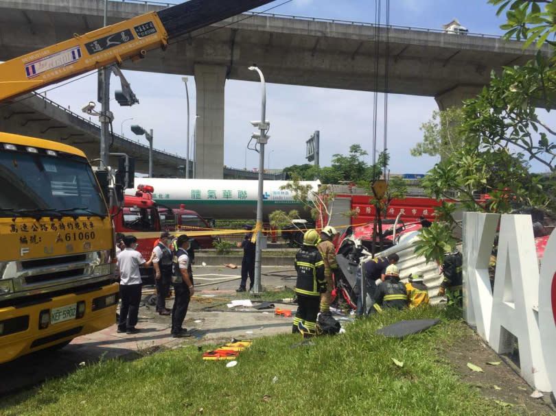 由於數噸重的預拌水泥車從30米糕摔落地面，車體嚴重變形，警消一度出動吊車，才能進行搶救。（圖／翻攝畫面）