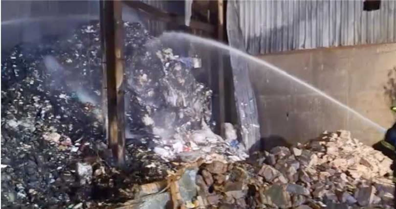 岡山廢棄物場發生火災，也近期岡山第2起廢棄物場火警。（圖／翻攝畫面）