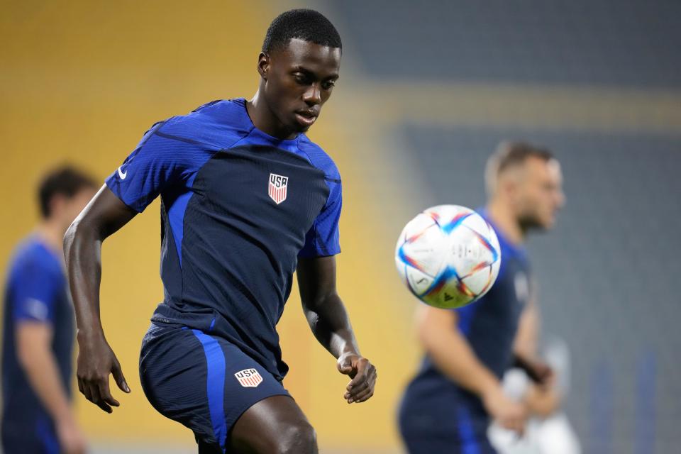 Tim Weah de los Estados Unidos participa en una sesión de entrenamiento en la víspera del partido del Grupo B contra Inglaterra en el estadio Al-Gharafa SC, en Doha, Qatar.