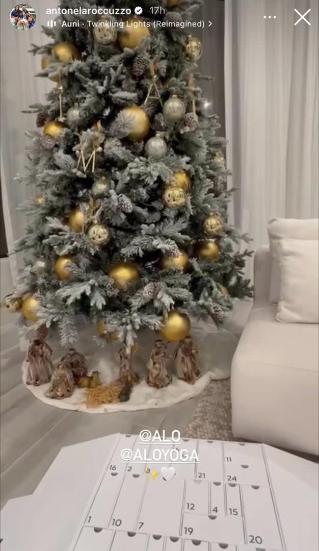 Antonela mostró cómo es el arbolito de Navidad de los Messi: decoración en dorado y las iniciales de los integrantes de la familia (Foto: Captura de video / Instagram @antonelaroccuzzo)