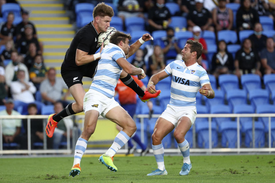 New Zealand's Jordie Barrett, left, competes for the ball against Argentina's Juan Cruz Mallia during their Rugby Championship match on Sunday, Sept. 12, 2021, on the Gold Coast, Australia. (AP Photo/Tertius Pickard)