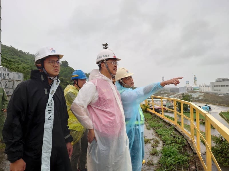 羅達生、廖泰翔視察產業園區等地防颱整備情形 颱風山陀兒來襲，高雄市副市長羅達生（前左2）、 經發局長廖泰翔（前左）2日一同到楠梓產業園區管 理局、楠梓產業園區、台積電高雄F22建廠廠區及中 油高煉廠等處，視察了解防颱整備情形。 （高雄市經發局提供） 中央社記者林巧璉傳真  113年10月2日 