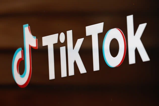 The TikTok logo is pictured outside the company's U.S. head office in Culver City, California, U.S.,  September 15, 2020.   REUTERS/Mike Blake - RC28ZI9WTJJ9