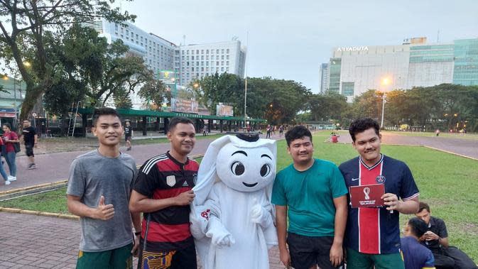Maskot Piala Dunia 2022, La'eeb, bersama masyarakat Medan di Lapangan Benteng, Jumat (11/11/2022). (ist)