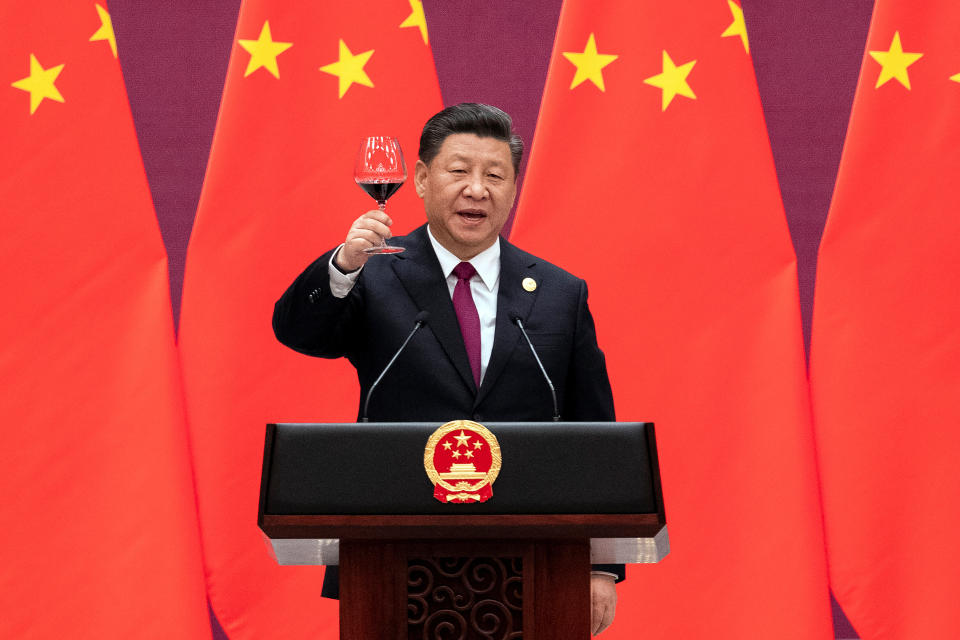 Chinese President Xi Jinping raises his glass and proposes a toast at the end of his speech during the welcome banquet, after the welcome ceremony of leaders attending the Belt and Road Forum at the Great Hall of the People in Beijing, China, April 26, 2019. Nicolas Asfour/Pool via REUTERS